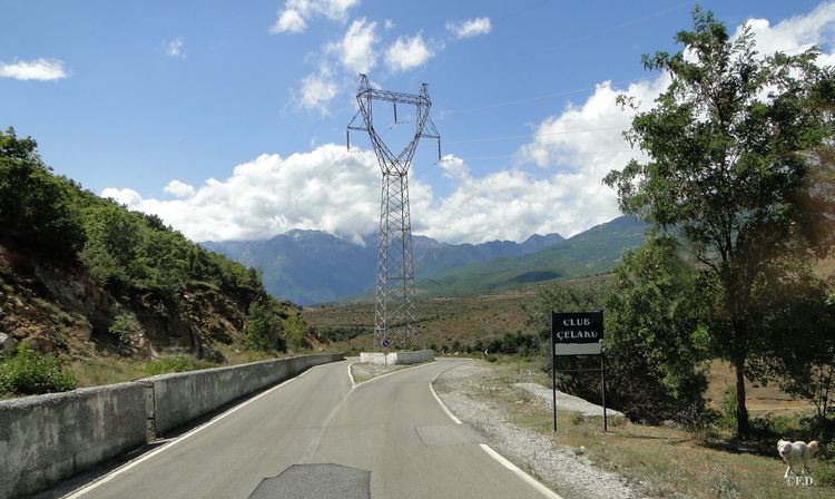 Strommast in Albanien